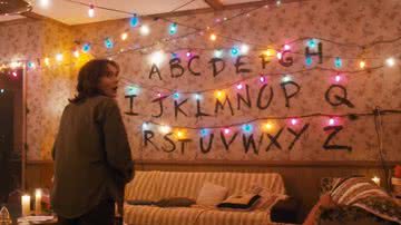 Cena de 'Stranger Things' em que é possível ver casa da família Byers, que está a venda nos EUA - Reprodução/Netflix