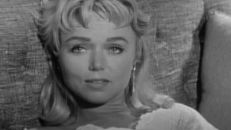 Yvette Vickers durante gravação - Reprodução/Vídeo/Youtube/ Pre-Code Hollywood Classic Clips