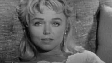 Yvette Vickers durante gravação - Reprodução/Vídeo/Youtube/ Pre-Code Hollywood Classic Clips