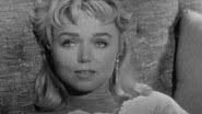 Yvette Vickers durante gravação - Reprodução/Vídeo/Youtube/ Pre-Code Hollywood Classic Clips