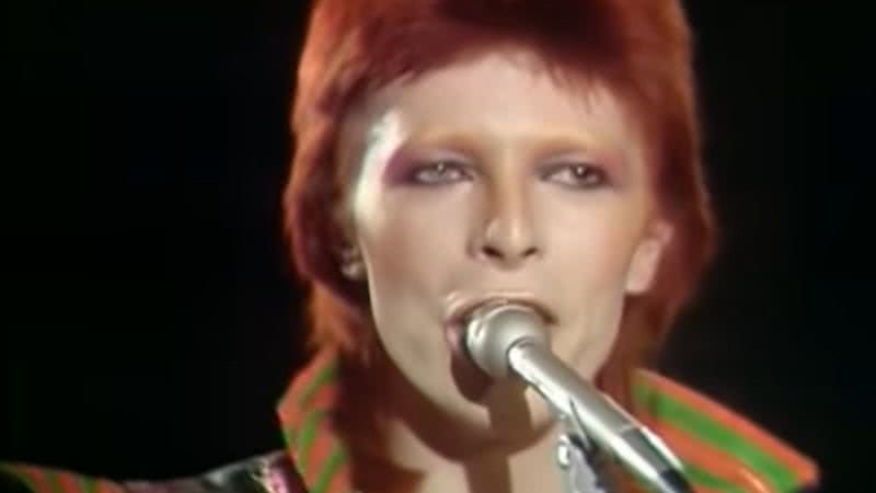 David Bowie como Ziggy Stardust em apresentação - Reprodução/Vídeo/YouTube