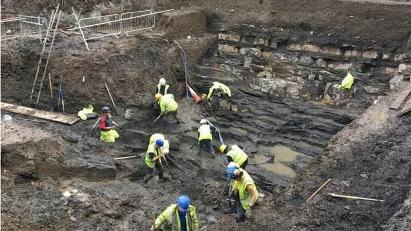 Escavações em andamento na Ship Street, perto do Castelo de Dublin, revelaram séculos da história da cidade - Divulgação