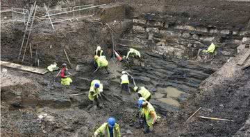 Escavações em andamento na Ship Street, perto do Castelo de Dublin, revelaram séculos da história da cidade - Divulgação