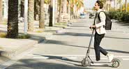 Homem passeia com patinete elétrico - Getty Images