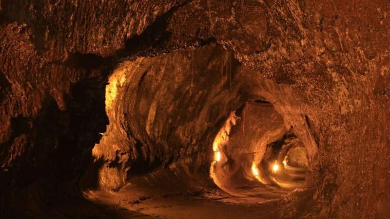 Fotografia de um tubo de lava da Terra, localizado na Ilha Thurston - Wikimedia Commons