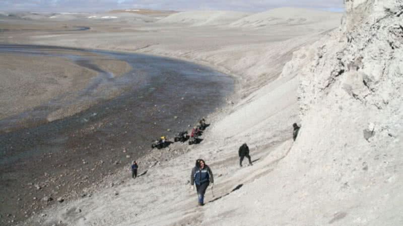 Exploração em cratera na Terra deixada por meteorito. - Crédito: Gordon Osinki