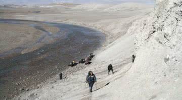 Exploração em cratera na Terra deixada por meteorito. - Crédito: Gordon Osinki