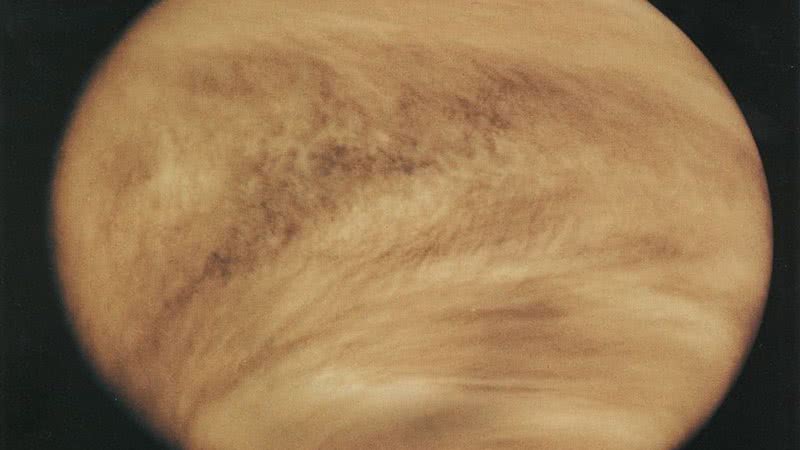 Estrutura das nuvens na atmosfera do planeta Vênus, revelada pelas observações em ultravioleta da sonda "Pioneer Venus Orbiter" - Wikimedia Commons