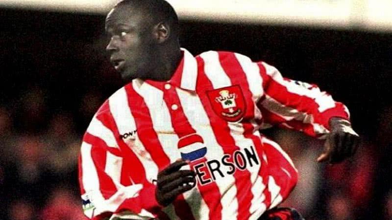 Ali Dia com a camisa do Southampton - Divulgação/ Football 365