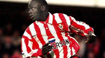 Ali Dia com a camisa do Southampton - Divulgação/ Football 365