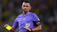 O árbitro inglês Michael Oliver durante partida pelas quartas de final da Copa do Mundo - Getty Images