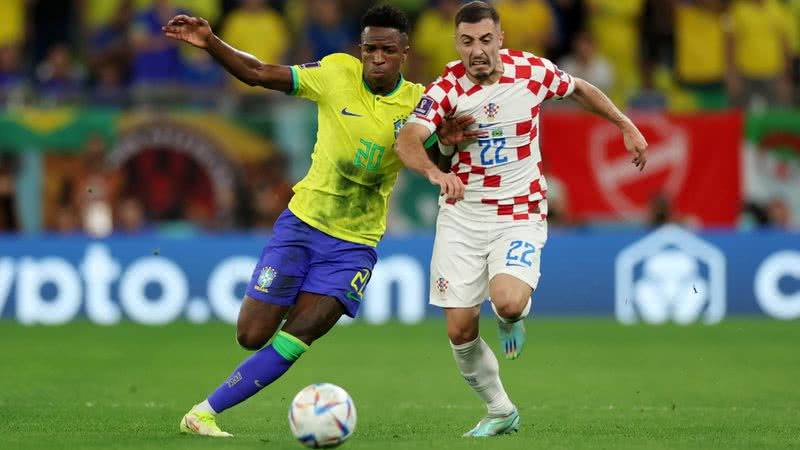 O croata Josip Juranovic disputando a bola com o jogador brasileiro Vinicius Jr. - Getty Images