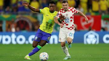 O croata Josip Juranovic disputando a bola com o jogador brasileiro Vinicius Jr. - Getty Images