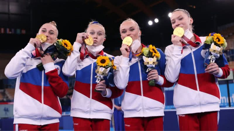 Fotografia mostrando time de ginástica russo após ganhar o ouro - Getty Images