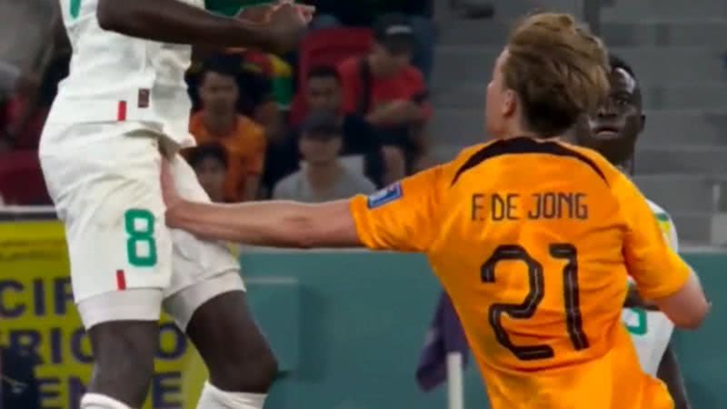 Momento em que o senegalês Cheikhou Kouyaté foi atingido pelo holandês Frenkie de Jong - Reprodução/Vídeo/YouTube