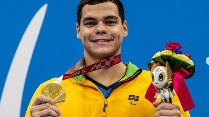 Gabriel Bandeira com sua medalha de ouro - Divulgação/ Instagram/@ flag.bill/Miriam Jeske/CPB