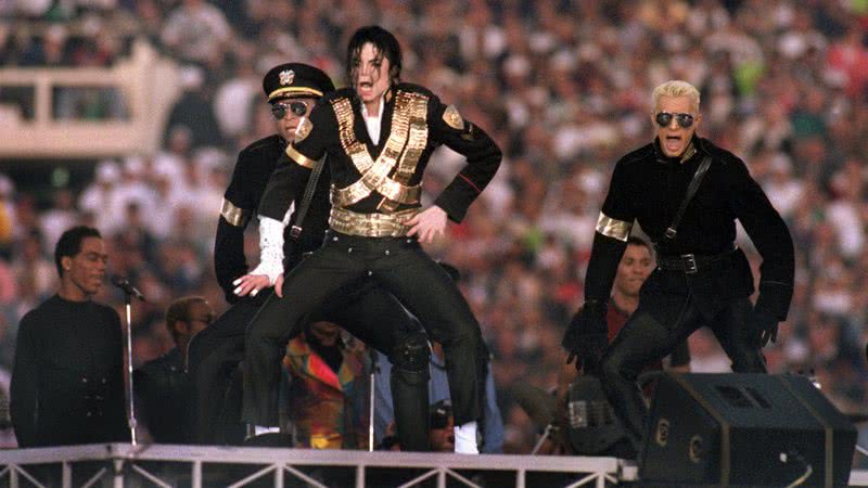 Michael Jackson se apresentando no Halftime Show do Super Bowl de 1993 - Getty Images