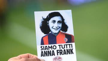 Imagem de Anne Frank com a camisa do Bologna - Getty Images