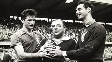 Gilmar, Vicente Feola e Belini com a taça da Copa do Mundo (1958) - Arquivo Nacional