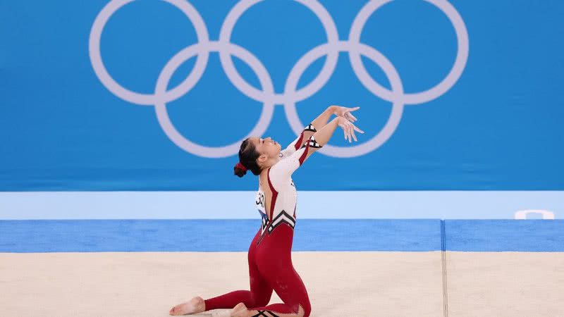 Ginasta alemã usando uniforme longo - Getty Images