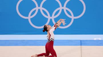 Ginasta alemã usando uniforme longo - Getty Images