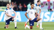 Jogadores da Inglaterra ajoelhados antes do início da partida de estreia na Copa do Mundo de 2022, contra o Irã - Getty Images