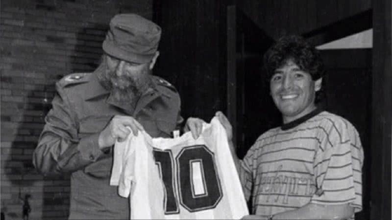 Maradona dando uma camisa para Fidel Castro - Divulgação/ YouTube/ Gazeta Esportiva