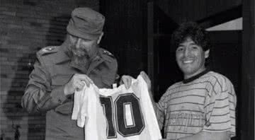 Maradona dando uma camisa para Fidel Castro - Divulgação/ YouTube/ Gazeta Esportiva