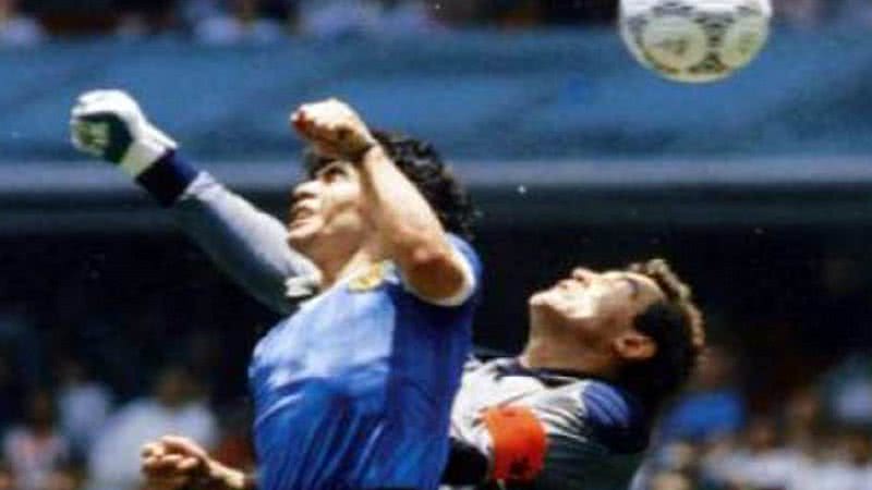 Maradona pouco depois de ter usado a mão para desviar a trajetória da bola - El Gráfico via Wikimedia Commons