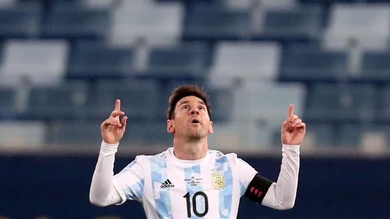 Lionel Messi comemorando gol apontando para cima - Getty Images