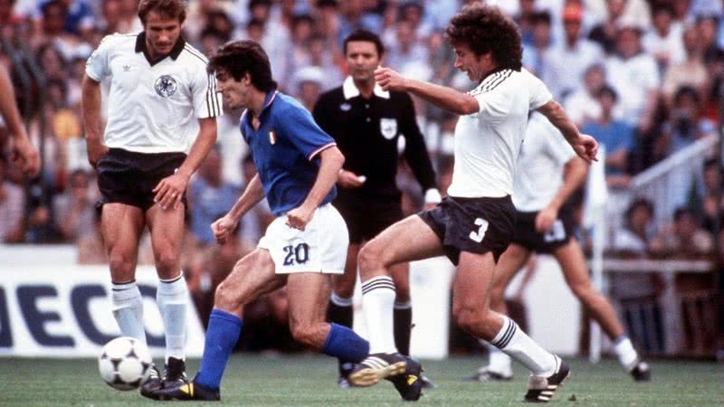 Paolo, de azul, driblando alemães na final da Copa do Mundo de 1982 - Getty Images