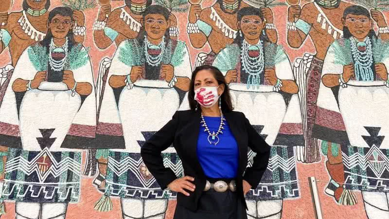 Deb Haaland, candidata reeleita, em frente a mural indígena - Divulgação