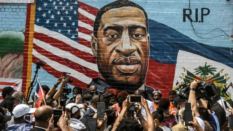 Grupo protesta em frente a desenho de George Floyd - Getty Images