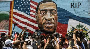 Grupo protesta em frente a desenho de George Floyd - Getty Images