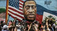 Grupo protesta em frente a desenho de George Floyd - Getty Images