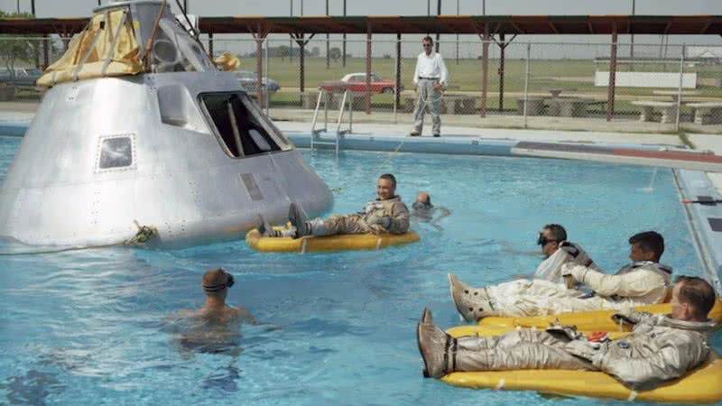 Astronautas da Apollo 1 em exercício de evacuação aquática - Divulgação - Nasa