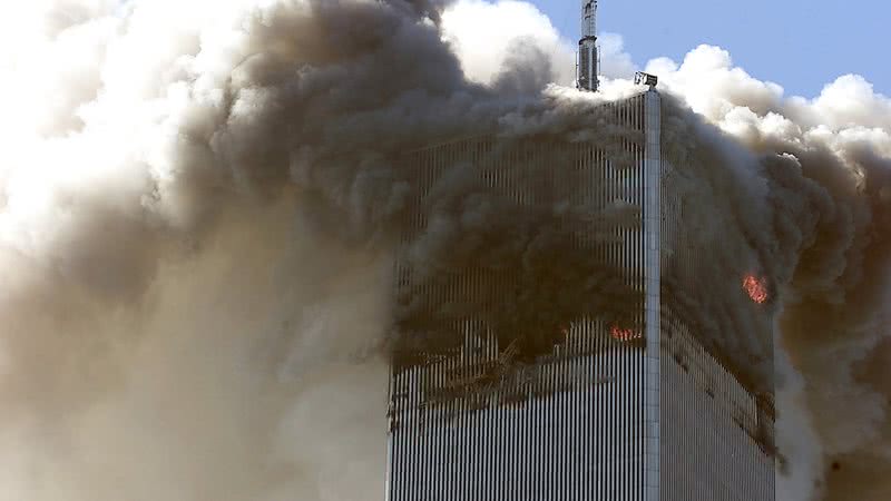 Fotografia de uma das Torres Gêmeas atingida em 11 de setembro de 2001 - Getty Images