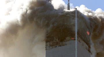 Fotografia de uma das Torres Gêmeas atingida em 11 de setembro de 2001 - Getty Images