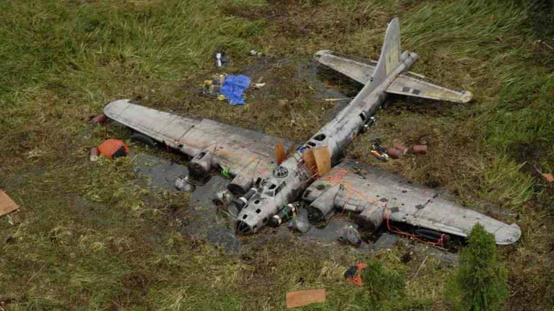 Fotografia do avião sendo retirado da selva - Divulgação