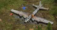 Fotografia do avião sendo retirado da selva - Divulgação