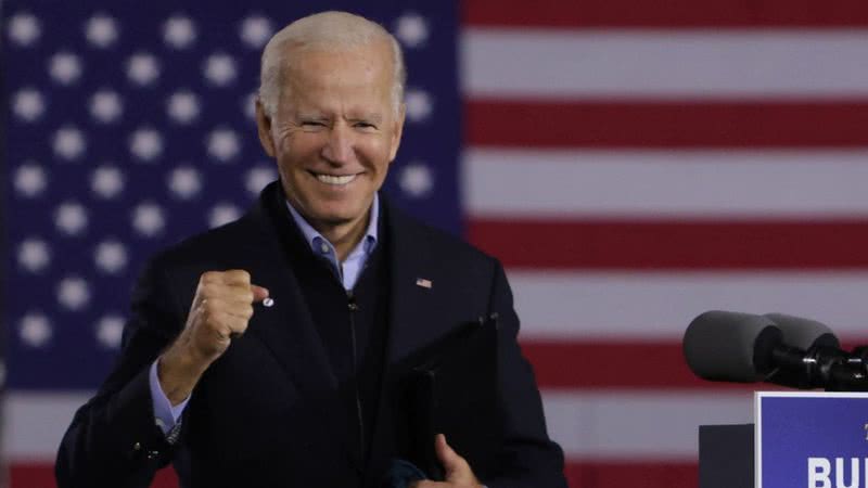 Biden à frente da bandeira dos EUA - Getty Images