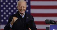 Biden à frente da bandeira dos EUA - Getty Images