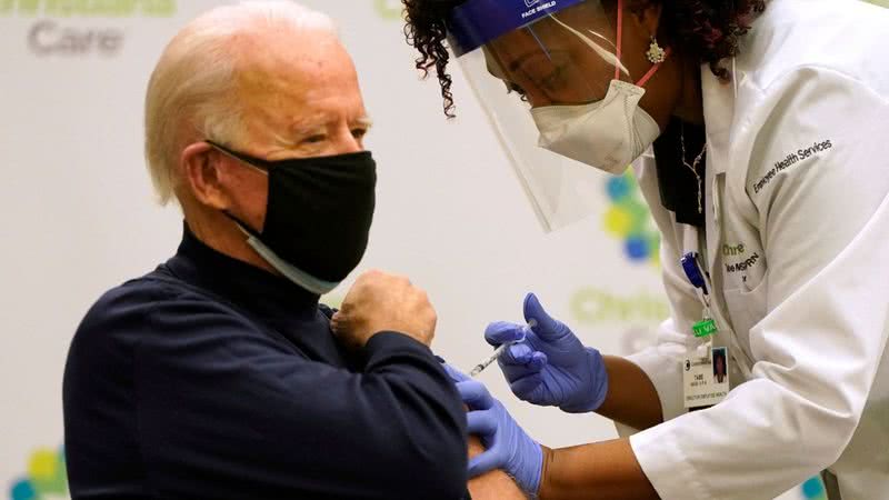 Joe Biden recebendo a primeira dose da vacina - Getty Images