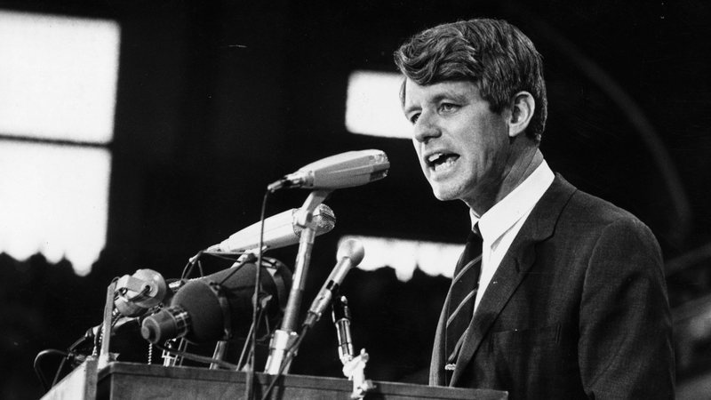 Fotografia de Robert F. Kennedy durante discurso - Getty Images