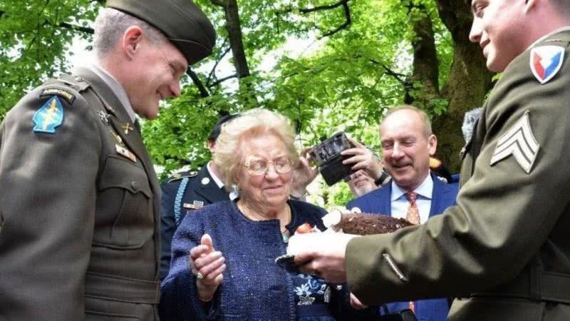 Meri Mion recebendo seu bolo de aniversário - Divulgação/BBC/Exército dos EUA