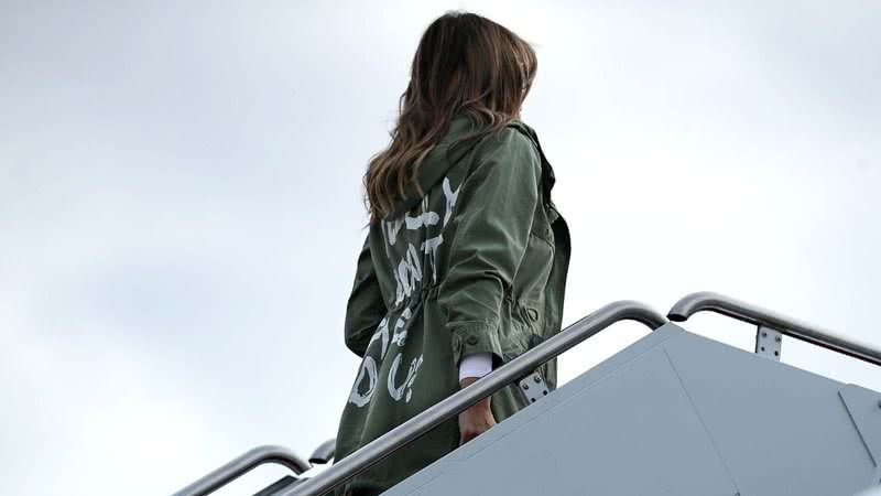 Melania Trump usando uma jaqueta com frase polêmica, em 2018 - Getty Images