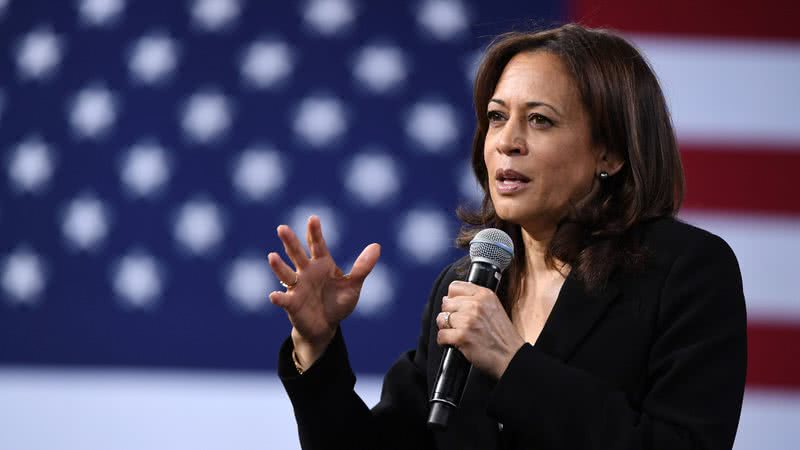 Fotografia de Kamala Harris durante discuro - Getty Images