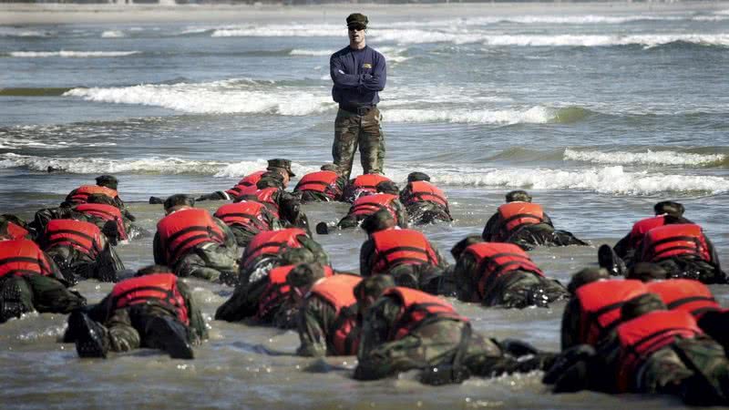 Candidatos em prova da NAVY SEAL - Getty Images