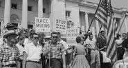 Manifestantes protestam contra a miscigenação racial, em 1959 - Wikimedia Commons