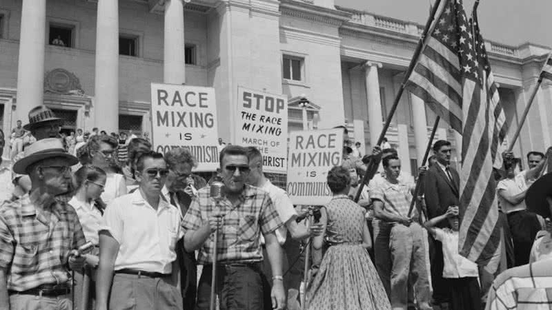 Manifestantes protestam contra a integração da Little Rock, a High School Central do Arkansas, em 1959 - Wikimedia Commons